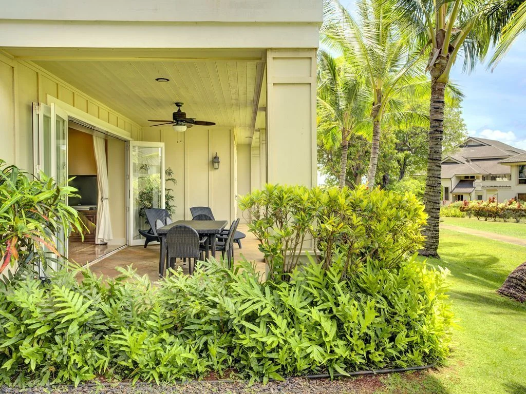 patio with sitting area